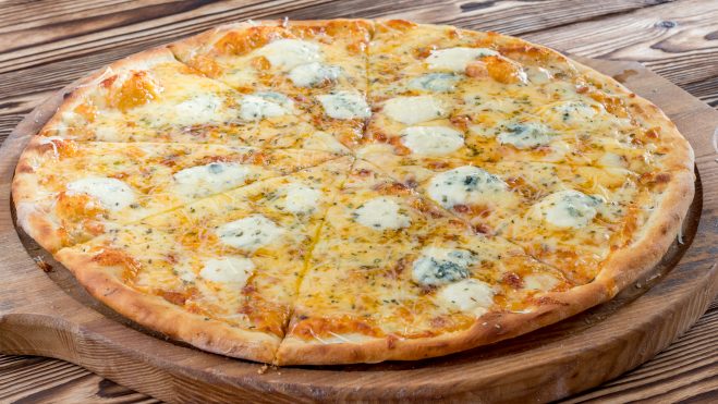 2 Pizza Quatro Queijos Grande (Muçarela, provolone, gorgonzola e parmesão)